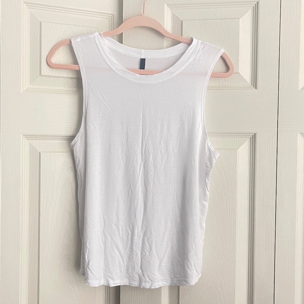 Carbon 38 women's white sleeveless tank top size S.  CONT E